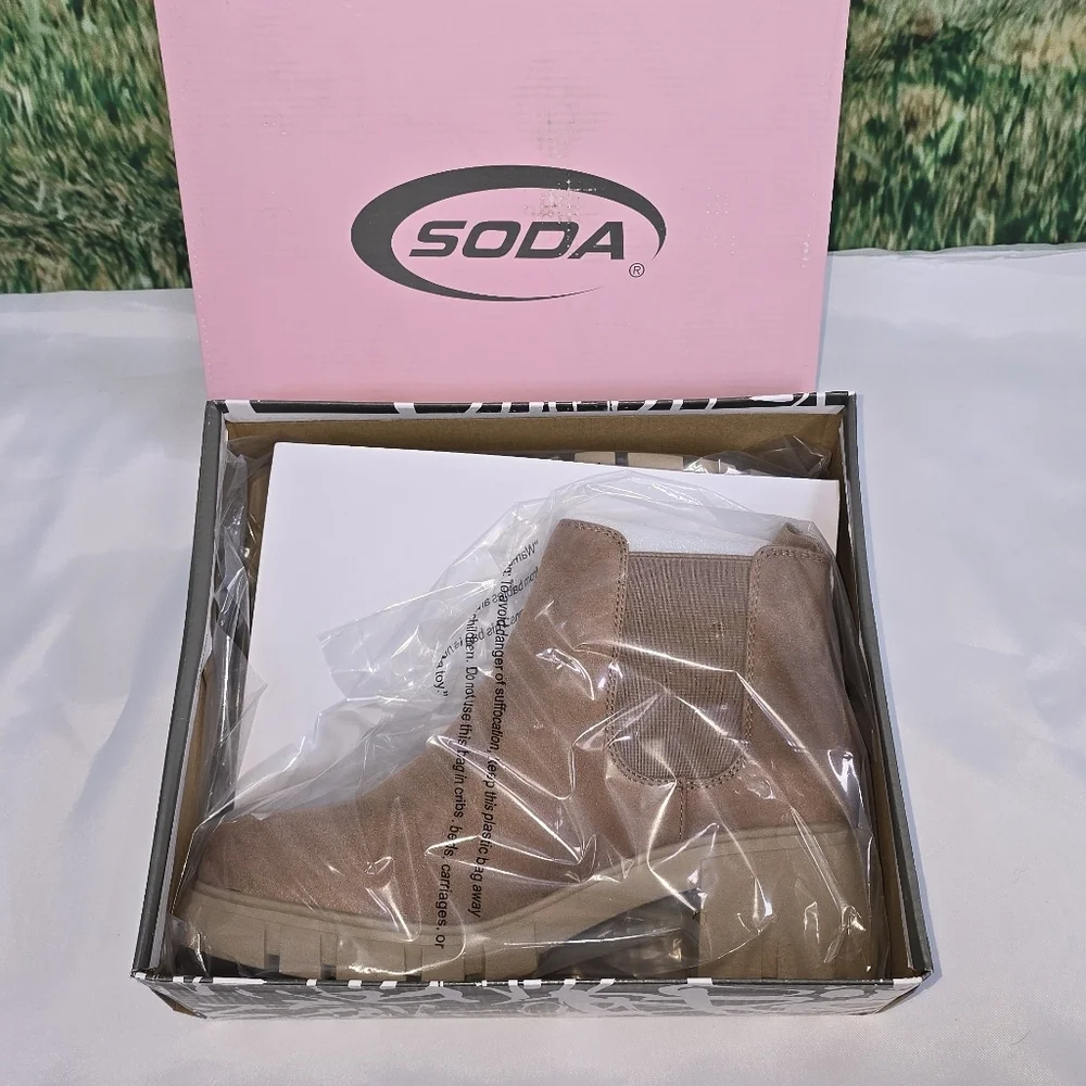 Soda Pioneer Lug Sole Deep Camel Mid Heel Boots Size 11 New With Box!